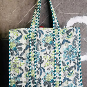 Sacs fourre-tout matelassés Kantha faits à la main Sacs à provisions traditionnels en coton indien pour femmes, commandes en gros acceptées - Product Image 1