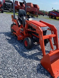 Mini Tractor Kubota 4WD M704 Eficiente con Componentes Centrales, Ideal para Trabajos Agrícolas Diarios - Product Image 5