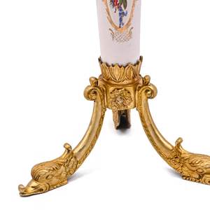 Table d'appoint ronde de luxe avec plateau en porcelaine peint à la main et accents en laiton doré orné pour la décoration du salon de la maison - Product Image 2