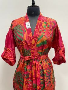 Kimono de Seda con Diseño de Sari Indio Vintage, Cuello en V, Suave y Térmico, para Playa o Fiesta, Hecho a Mano, para Mujer, con Logotipo Frontal, Ideal como Regalo - Product Image 4
