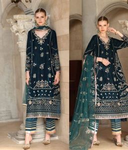 Conjunto de 3 Piezas de Terciopelo Bordado Premium Saadia Asad de la Colección SSumaira con Camisa Bordada a Mano - Product Image 5