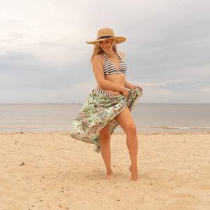 Sarong en coton fait main, motifs floraux verts, paréo de plage, châle, cadeau d'été pour elle ou lui - Product Image 2