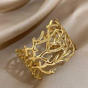 Bracelet en métal statement qui crée une présence audacieuse au poignet tout en maintenant le confort, l'équilibre et un look moderne et élégant - Product Image 4