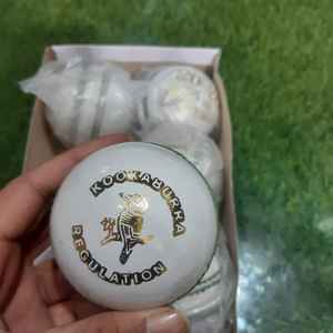 Pelota de críquet de práctica Kookaburra, blanca, de cuero duro, para bate de sauce inglés - Product Image 3