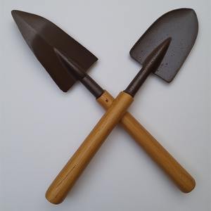 Râteau à main vintage en acier avec poignée en bois rustique Artisan fait à la main conçu pour les espaces extérieurs et fonctionnel - Product Image 5