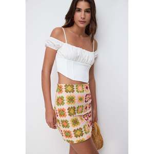 Top Corto Informal con Tirantes Dobles y Diseño de Logotipo en la Parte Delantera - Product Image 3