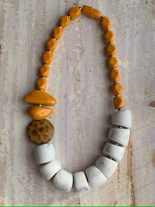 Collar de madera y resina Último modelo Hecho a mano Mejor calidad Hermoso diseño Joyería de moda por Crescent Crafts - Product Image 2