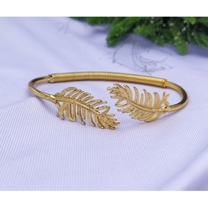 Bracelets en laiton faits à la main, plaqués or, style vintage avec motif plume, pour cadeaux - Product Image 5