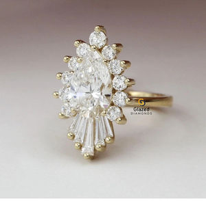 Deslumbrante anillo de bodas de moissanita con corte de pera de 3 quilates para mujer, colección de diseñador de Halo de racimo de oro amarillo sólido de 10K - Product Image 3