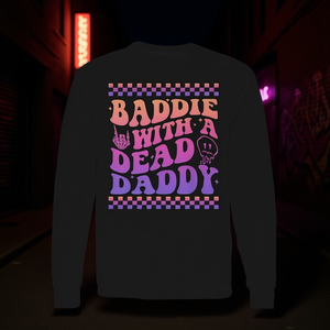 Maglietta a maniche lunghe promozionale Dead Dad Club Baddie con stampa 'Baddie with a Dead Daddy' - Product Image 3