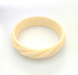 Brazaletes de resina gruesos en negrita, pulseras artísticas hechas a mano para mujer - Product Image 2