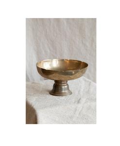 Piédestal décoratif en laiton avec rebord large et forme classique adapté à la création de pièce maîtresse ou à l'utilisation de l'espace sacré - Product Image 1