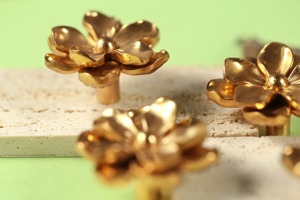 Poignée en métal élégante de bouton de porte de fleur d'or de luxe pour l'utilisation de tiroir de placard et de meubles décoratifs fabriqués à la main de l'Inde - Product Image 3