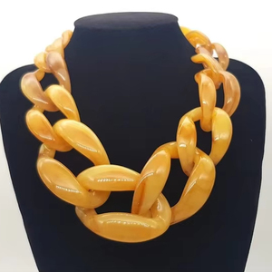 Collier multicolore en résine de qualité supérieure fait à la main par l'artisanat du croissant - Product Image 1