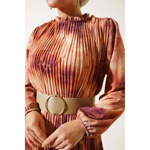 ชุดเดรสผ้าชีฟองอัดจีบลายบาติกสีน้ำตาล - Product Image 2