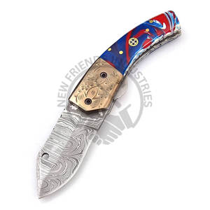 Couteau de poche pliant portable en acier Damas fait main avec poignée en résine et bolster en laiton gravé - Couteau EDC multifonctionnel pour le camping - Product Image 3