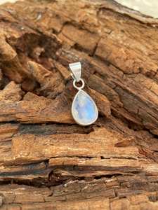 Pendentif artisanal en pierre de lune blanche, en argent Sterling 925, mini pierre précieuse, bijoux uniques et élégants, cadeau pour femmes et hommes - Product Image 1