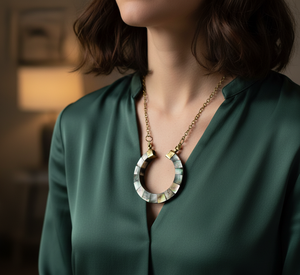 Collar con Colgante de Media Luna con Incrustaciones de Nácar Negro Vintage, Joyería de Luna en Forma de Herradura con Mosaico de Concha de Abulón y Cadena de Latón - Product Image 3