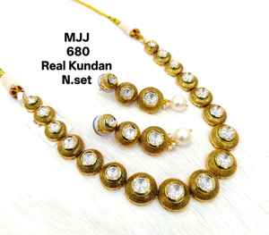 Lujoso conjunto de collar nupcial Kundan con diseños personalizados para boutiques étnicas El mejor valor para compradores a granel - Product Image 1
