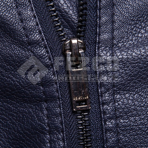 Chaqueta de invierno clásica de cuero ajustada para hombre con cuello levantado para clima frío con colocación frontal del logotipo - Product Image 5