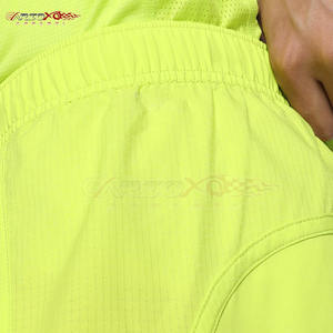 Pantalones cortos para correr para hombre con diseño de dobladillo dividido para un mejor movimiento Pantalones cortos para correr transpirables para hombre - Product Image 5