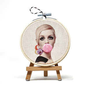 Décoration murale artisanale moderne en broderie pop art, cerceau de 10 cm en bambou et coton bio, design 3D Bubblegum - Twiggy Home Decor - Product Image 1