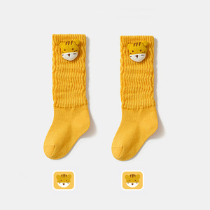 Venta al por mayor Casual Crew Knitted primavera calcetines largos para niños dibujos animados 3D transpirable antideslizante verano calcetines Color caramelo Casual - Product Image 3