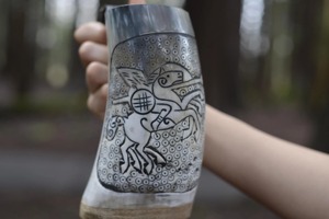 Taza de cuerno tallada a mano con base de madera de Guerrero nórdico Regalo de personalización gratuito para ocasiones de campamento - Product Image 3