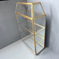 Étagères décoratives modernes en laiton et verre Artisan Design SH26 pour la décoration intérieure, vitrine et rangement, installation sur table, Inde