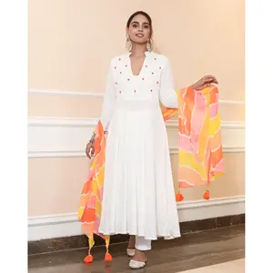 Conjunto de Traje Formal Gauri de Georgette Blanco - Product Image 3