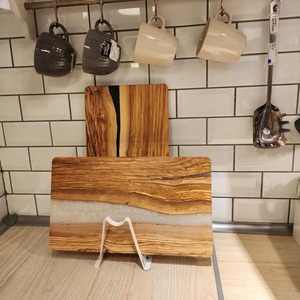 Nouvel arrivage de planche de service à découper en résine époxy et bois d'olivier rectangulaire durable avec design artisanal naturel - Product Image 6