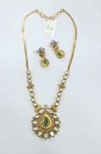 Collier à pendentif Royal Kundan serti de pierres vertes et de boucles d'oreilles Bijoux de créateur pour femme adaptés à tous les événements traditionnels - Product Image 2