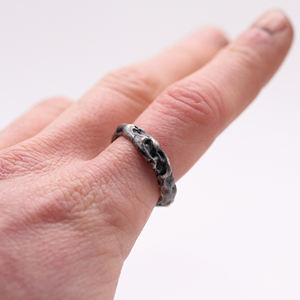 Bague de mariage en argent sterling 925 faite à la main avec pierres précieuses, design vintage texturé sculpté à la cire, aspect organique unisexe robuste - Product Image 6