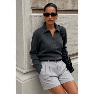 Blusa con Cuello Polo y Detalle de Cremallera en la Cintura - Gris - Gris - Product Image 1