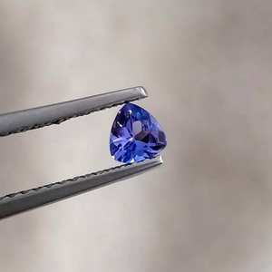 พลอย tanzanite จากธรรมชาติคุณภาพสูงกว่าล้านล้านล้านชิ้นตัดกับพื้นผิวที่เรียบและขัดเงาสำหรับทำเครื่องประดับ - Product Image 3