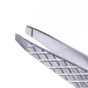 Pinzas para Cejas con Punta Inclinada de Acero Inoxidable para una Alineación Perfecta y un Diseño con Calidad de Salón - Antiestáticas y Duraderas - Product Image 5
