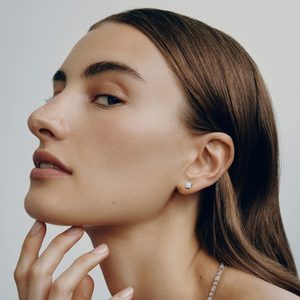 Pendientes de tuerca de diamante de moissanita de corte redondo estilo Martini para un aspecto elegante - Product Image 4