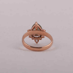 แหวนหมั้นเพชรทรงหยดน้ำประดับเกลือและพริกไทย พร้อมเพชรทรงกลมด้านข้างและเพชรทรงหยดน้ำเพาะเลี้ยงในห้องปฏิบัติการสำหรับเธอ - Product Image 4