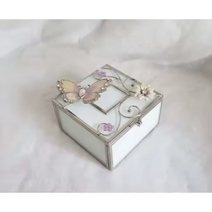 Boîte à bijoux et à bibelots en verre carré, design papillon en émail rose et violet avec métal argenté pour le rangement - Product Image 1