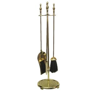 Ensemble d'outils de feu en laiton avec des accents vintage et des textures détaillées conçues pour la décoration de cheminée dans les maisons traditionnelles ou historiques - Product Image 1