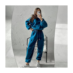 Conjunto de 2 piezas de chándal con capucha recortada en blanco de entrenamiento con logotipo personalizado para mujer - Product Image 1