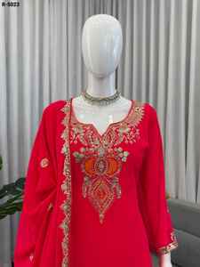 Tenue ethnique indienne en faux georgette, sharara avec des broderies complexes et des sequins pour les mariages et les festivals - Product Image 5