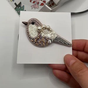 Broches en perles faites à la main - Accessoires de haute qualité, couleur et forme personnalisées, style traditionnel/moderne pour bébé - Product Image 1