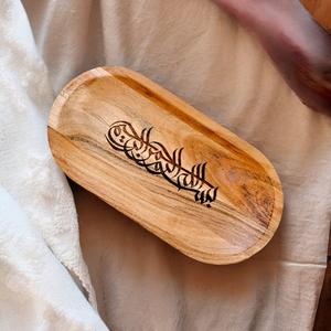 Plateau de service ovale en bois d'acacia artisanal avec une élégante calligraphie arabe, design à bord profond pour les collations, l'iftar, la décoration et les cadeaux - Product Image 5