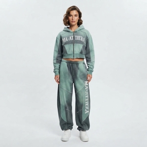 Ensemble survêtement deux pièces pour femme : sweat à capuche court zippé et pantalon de jogging large, avec détails en strass personnalisés, effet délavé - Product Image 1