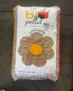 Fabricante B2B de Pellets de Madera EN+A1 de 6 mm, Briquetas y Polvo en Bolsas de 15 kg Hechas de Pino y Roble - Product Image 3