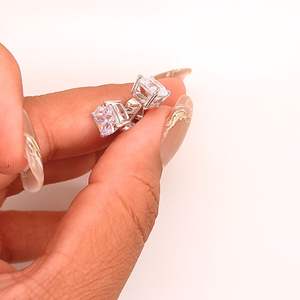 Boucles d'oreilles à tige en forme de coussin de 1.0 carats en forme de diamant de laboratoire du fabricant - Product Image 2