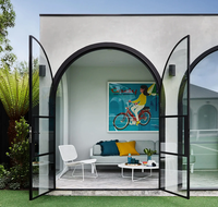 Porte française de luxe à dôme rond en acier avec panneaux en verre, porte métallique cintrée sur mesure, fabricant de portes en verre à cadre en acier noir