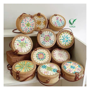 Bolso de mimbre de Vietnam hecho a mano con incrustaciones de nácar para amantes de la moda sostenible y estilo bohemio - Product Image 5