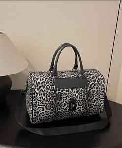 2025ใหม่กระเป๋าทรงดัฟเฟิลกระเป๋าเดินทางแบบปรับแต่งได้สำหรับผู้หญิงสีทึบหนัง PU เก็บของธรรมดาขนาดใหญ่การเดินทางที่ทันสมัย - Product Image 1